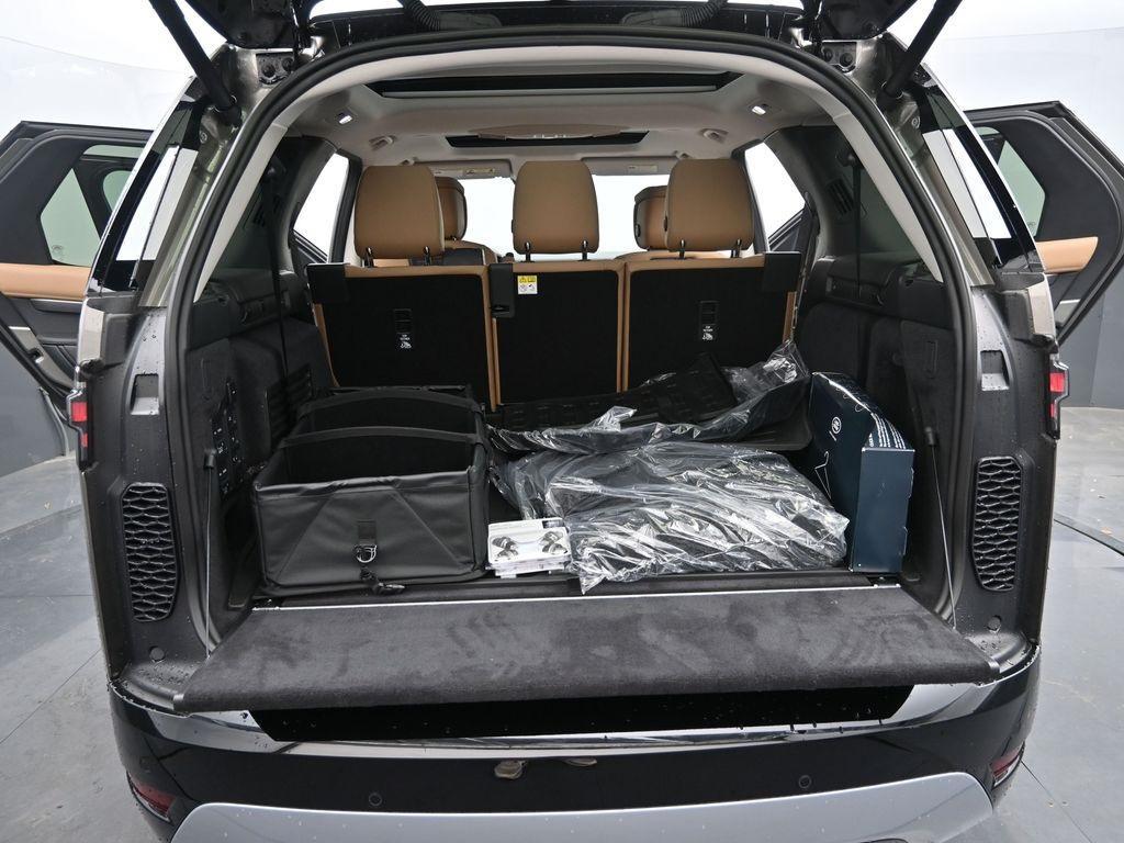 new 2025 Land Rover Discovery car, priced at $87,018