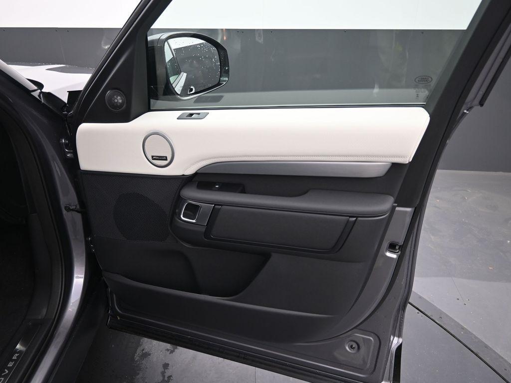 new 2025 Land Rover Discovery car, priced at $78,663