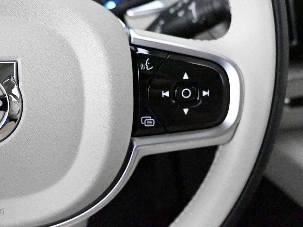 new 2025 Volvo XC60 car, priced at $62,195