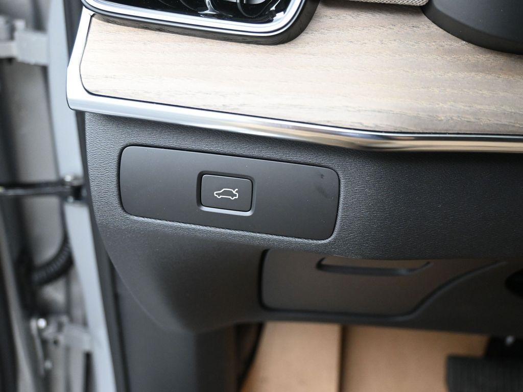 new 2025 Volvo XC90 car, priced at $65,555