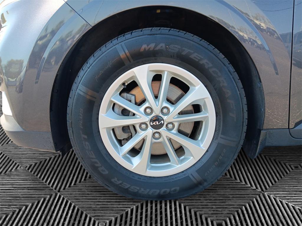 used 2023 Kia Carnival car, priced at $27,664