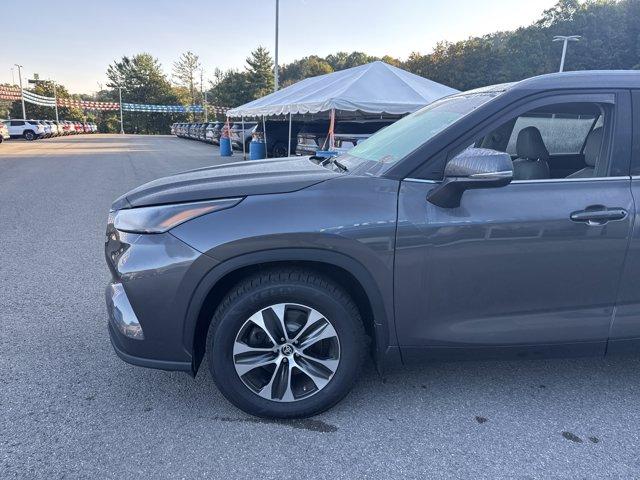 used 2022 Toyota Highlander car, priced at $33,714