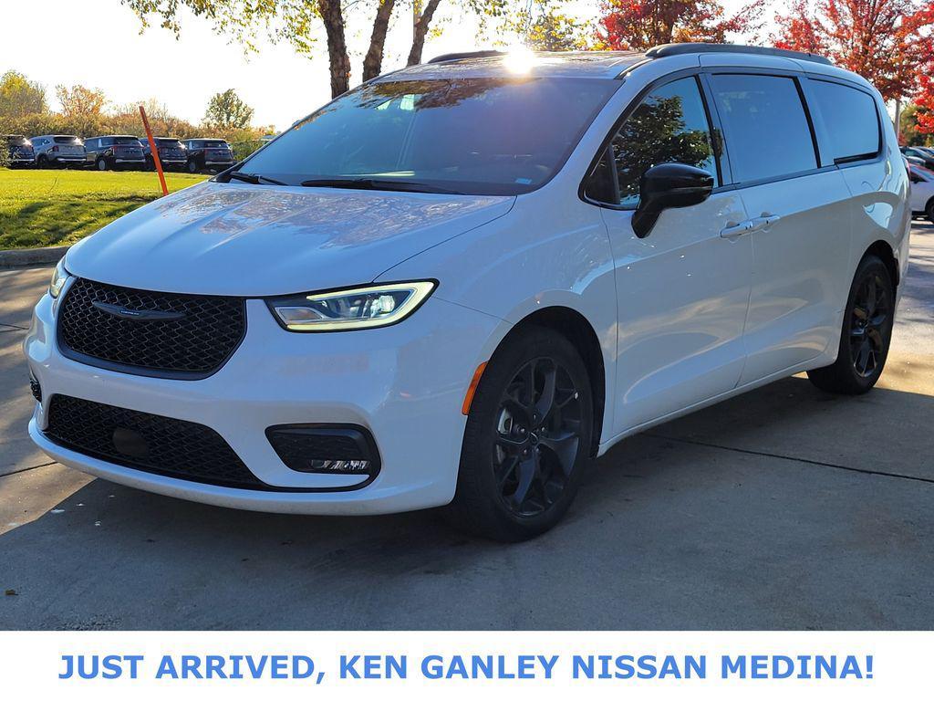 used 2025 Chrysler Pacifica car, priced at $37,903