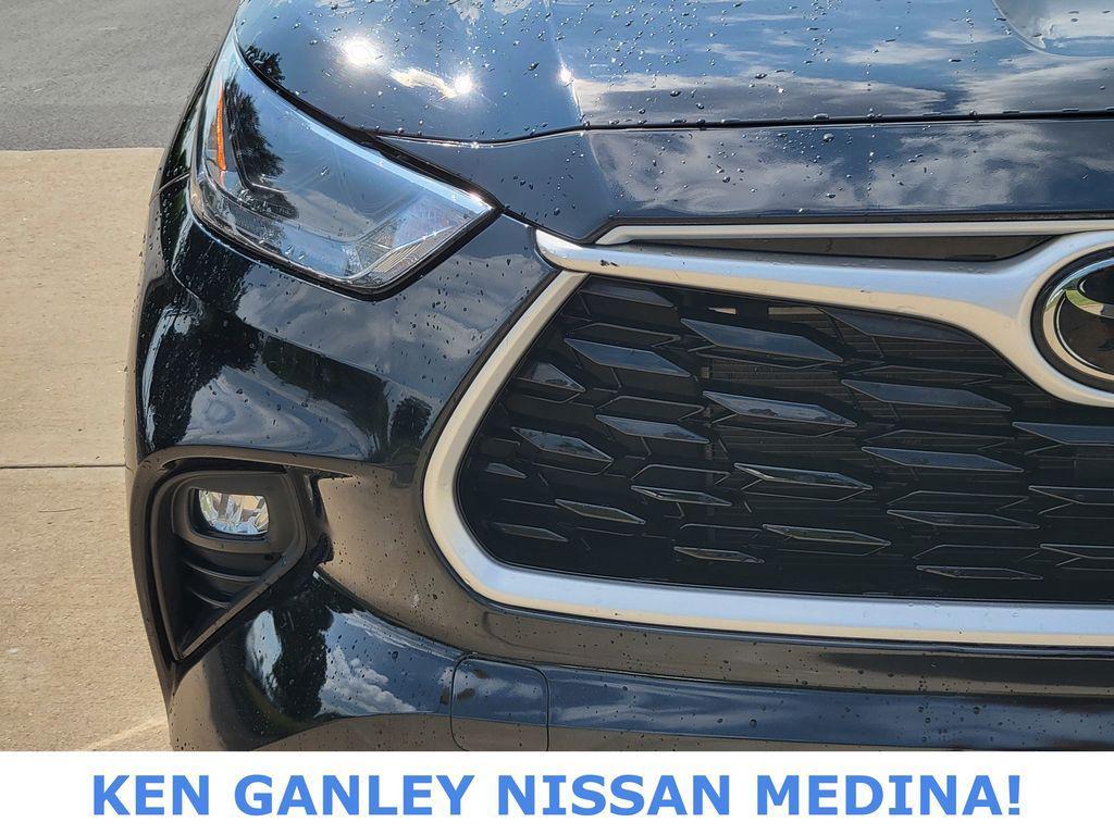 used 2022 Toyota Highlander car, priced at $28,291