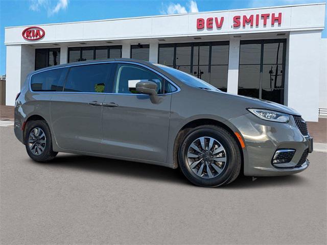 used 2022 Chrysler Pacifica Hybrid car, priced at $23,937