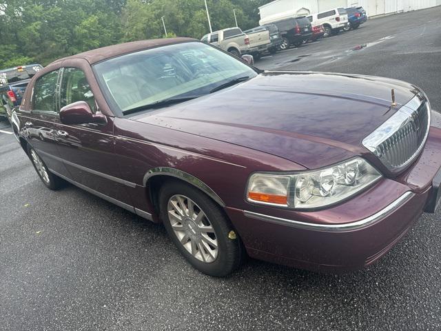 used 2006 Lincoln Town Car car, priced at $12,000