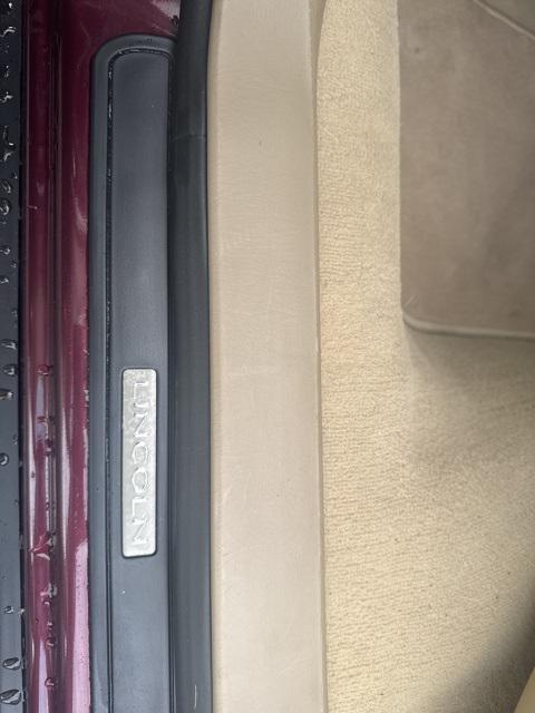 used 2006 Lincoln Town Car car, priced at $12,000