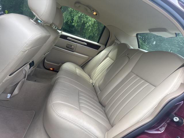 used 2006 Lincoln Town Car car, priced at $12,000