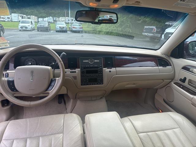 used 2006 Lincoln Town Car car, priced at $12,000