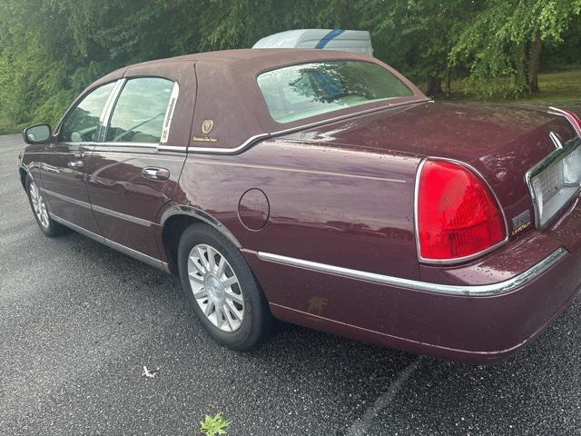 used 2006 Lincoln Town Car car, priced at $12,000