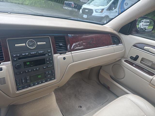 used 2006 Lincoln Town Car car, priced at $12,000