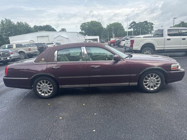 used 2006 Lincoln Town Car car, priced at $12,000