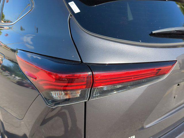 used 2022 Toyota Highlander car, priced at $31,977