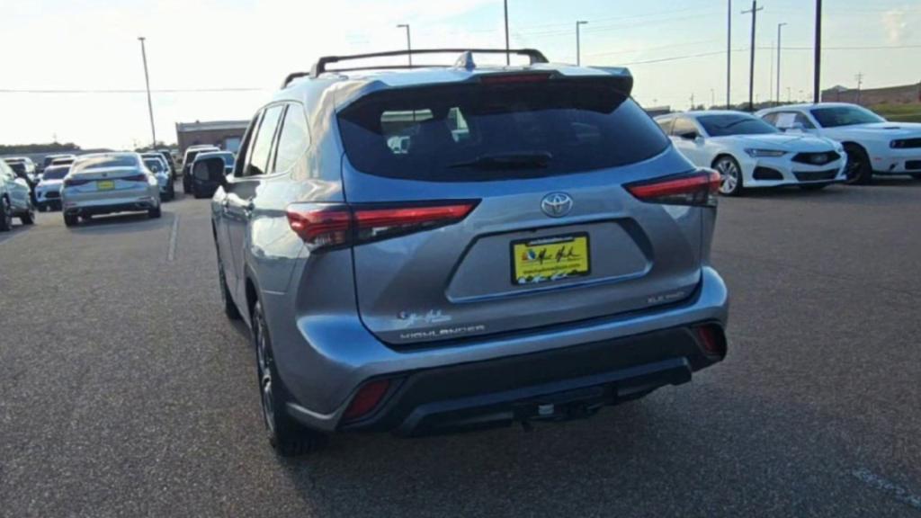 used 2021 Toyota Highlander car, priced at $26,432