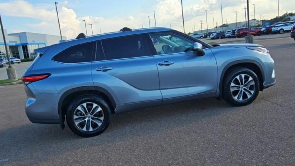 used 2021 Toyota Highlander car, priced at $26,432