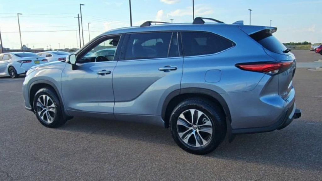 used 2021 Toyota Highlander car, priced at $26,432