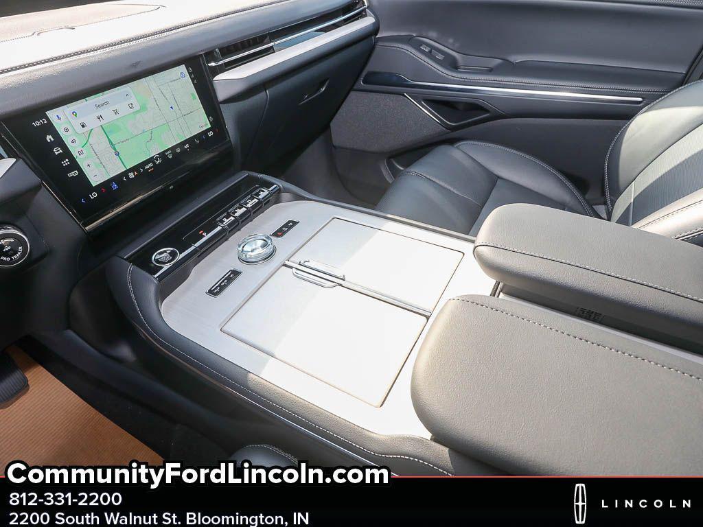 new 2025 Lincoln Navigator car, priced at $104,400