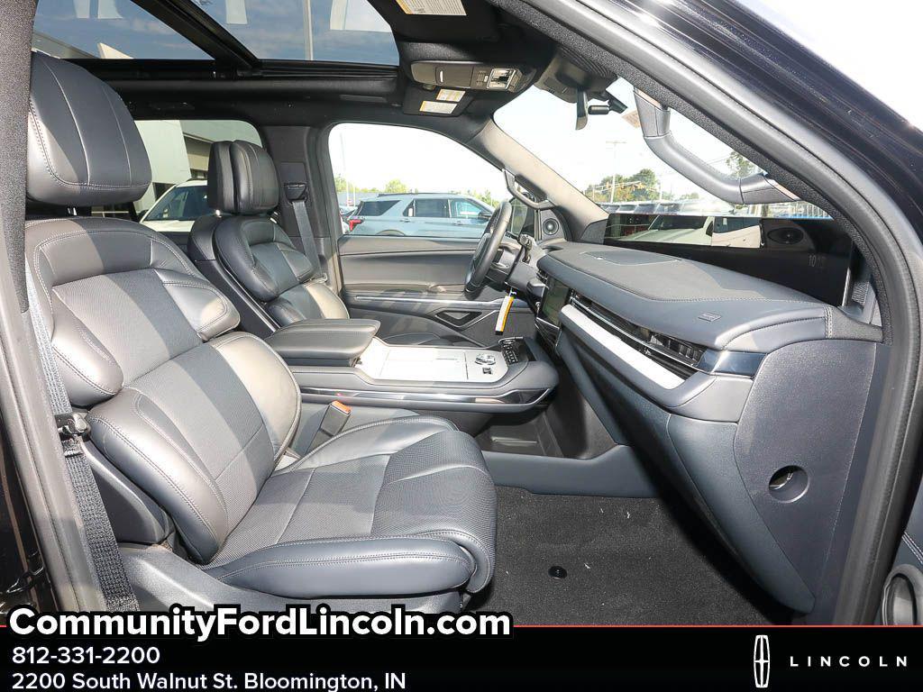 new 2025 Lincoln Navigator car, priced at $104,400