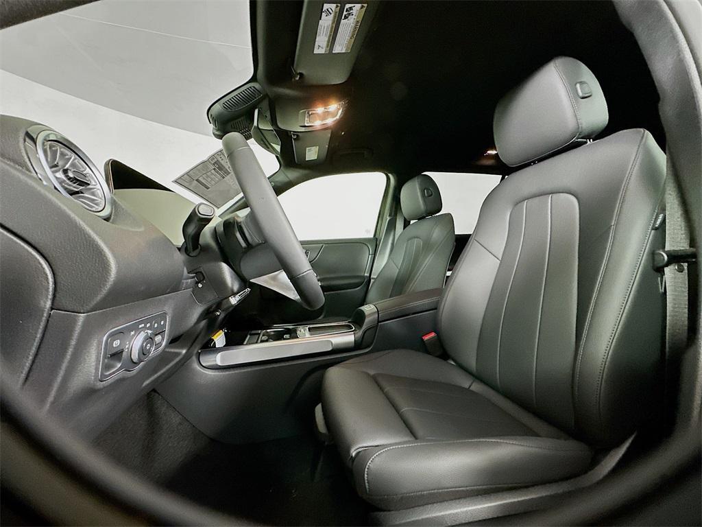 new 2025 Mercedes-Benz GLB 250 car, priced at $51,095