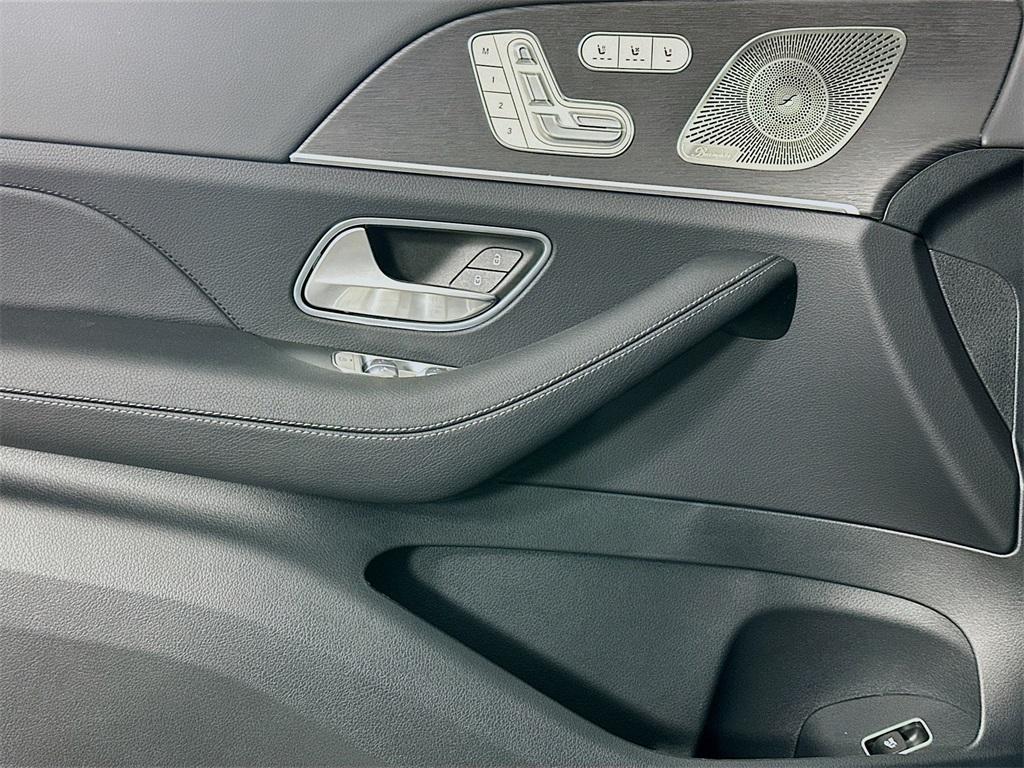 new 2025 Mercedes-Benz GLS 450 car, priced at $93,230