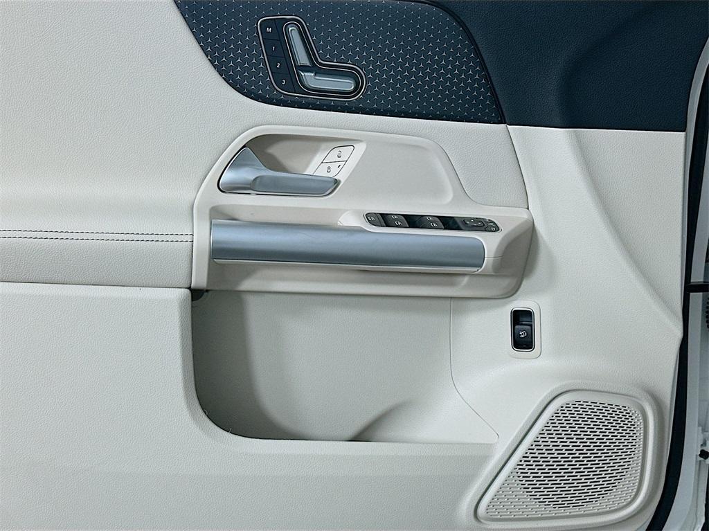 new 2025 Mercedes-Benz GLA 250 car, priced at $44,250