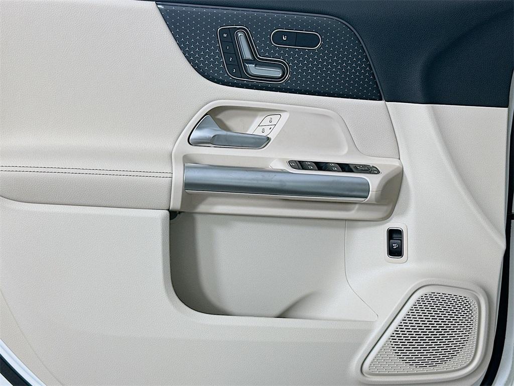 new 2025 Mercedes-Benz GLA 250 car, priced at $47,295