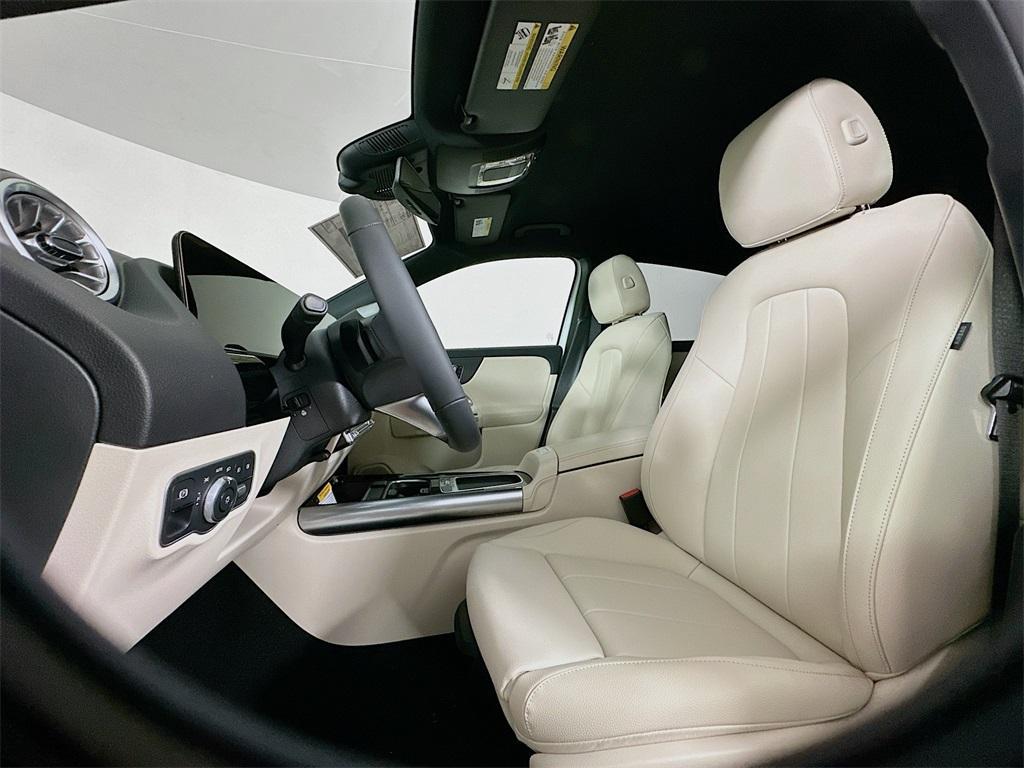 new 2025 Mercedes-Benz GLA 250 car, priced at $47,295