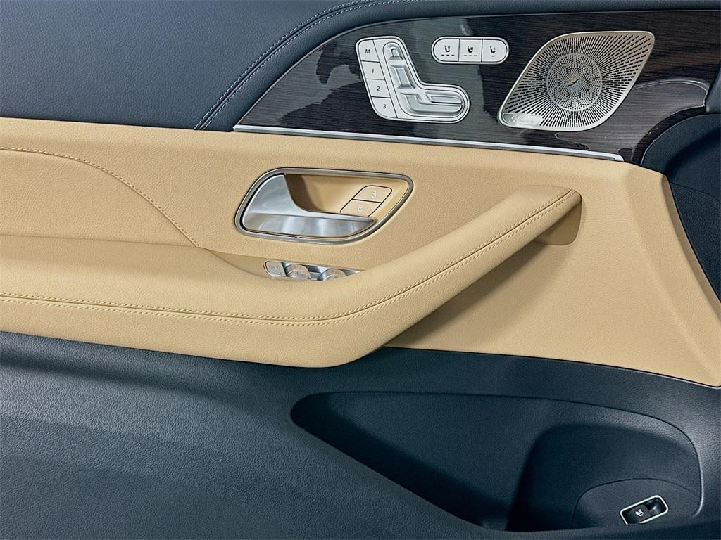 new 2026 Mercedes-Benz GLS 580 car, priced at $124,285