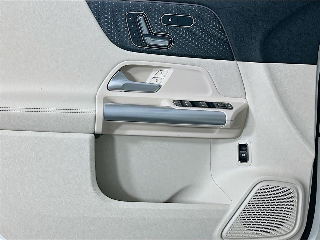 new 2025 Mercedes-Benz GLA 250 car, priced at $47,295