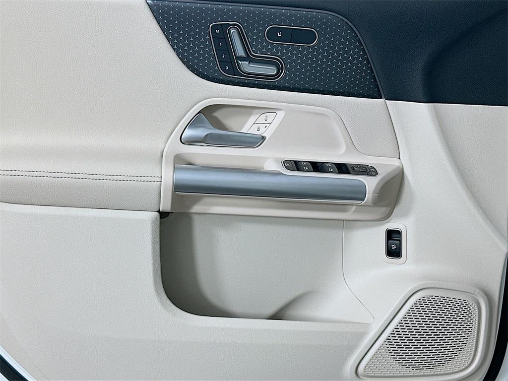 new 2025 Mercedes-Benz GLA 250 car, priced at $47,295