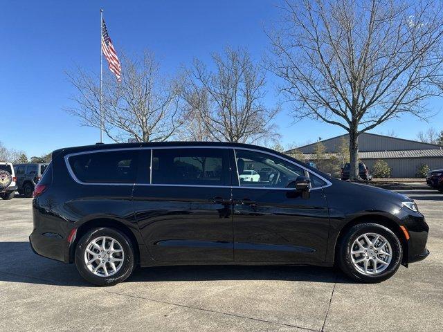 new 2025 Chrysler Pacifica car