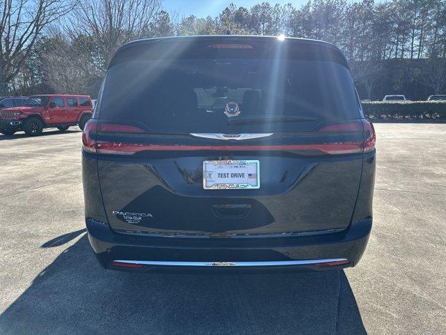 new 2025 Chrysler Pacifica car