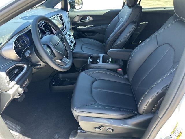 new 2025 Chrysler Pacifica car
