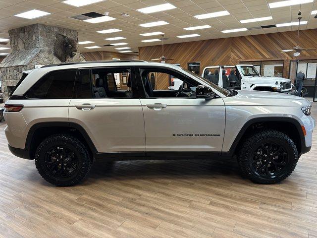 new 2025 Jeep Grand Cherokee car, priced at $43,280