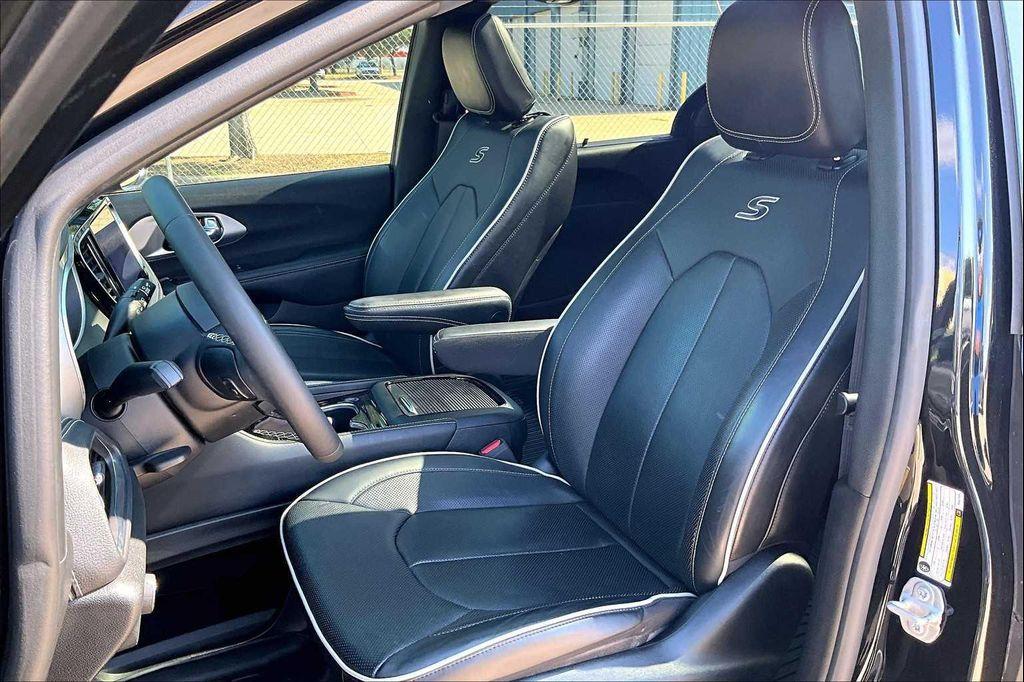 used 2023 Chrysler Pacifica car, priced at $29,585