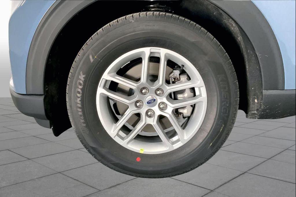 new 2025 Ford Explorer car, priced at $39,911