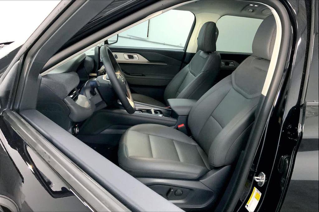 new 2025 Ford Explorer car, priced at $40,286