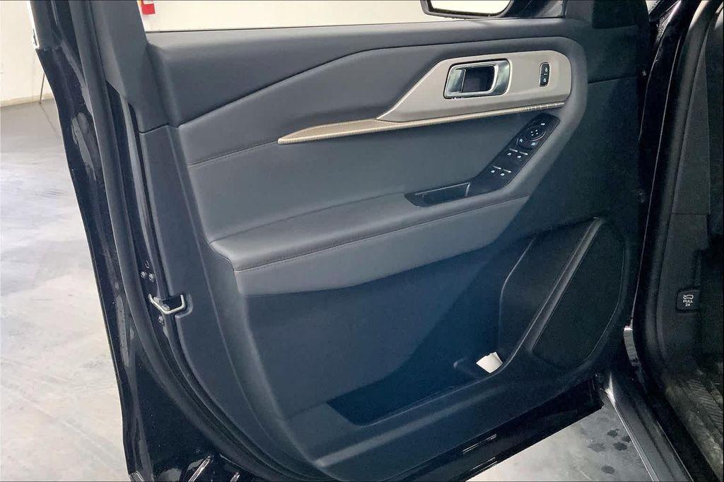 new 2025 Ford Explorer car, priced at $40,286