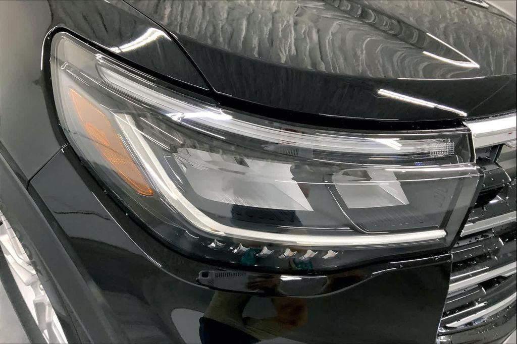 new 2025 Ford Explorer car, priced at $40,286