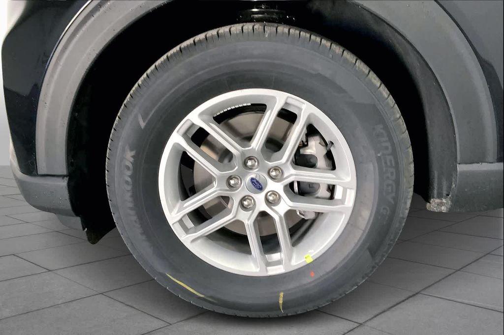 new 2025 Ford Explorer car, priced at $40,286