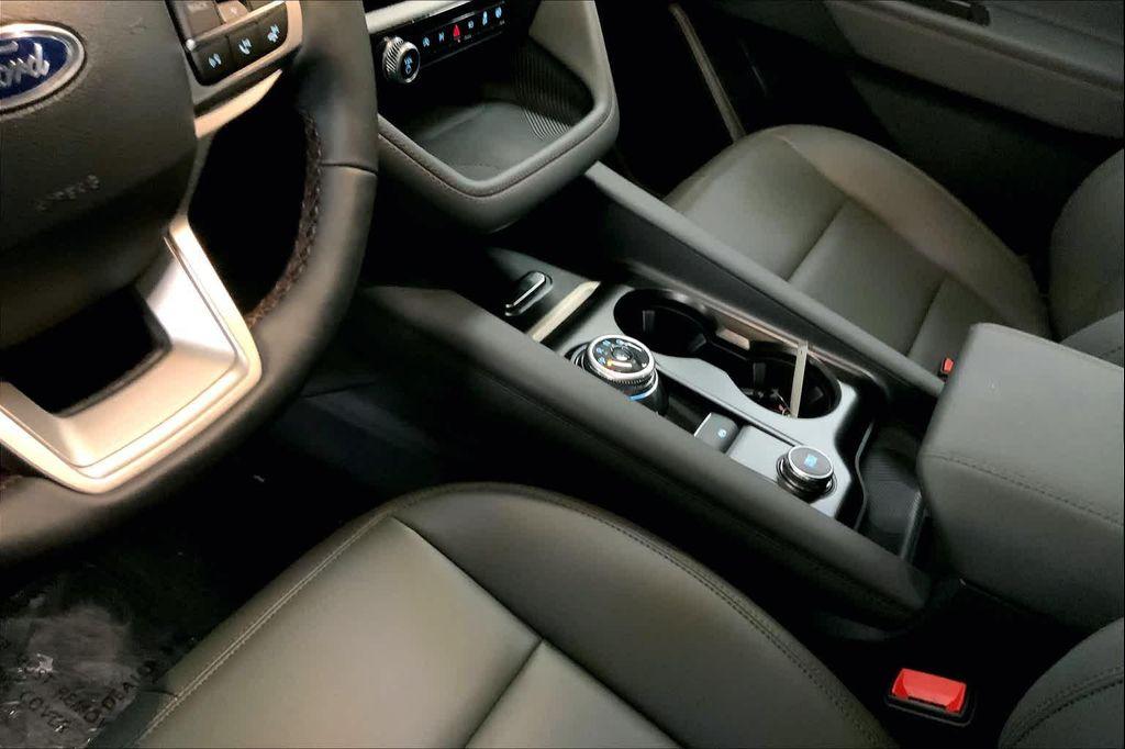 new 2025 Ford Explorer car, priced at $40,286
