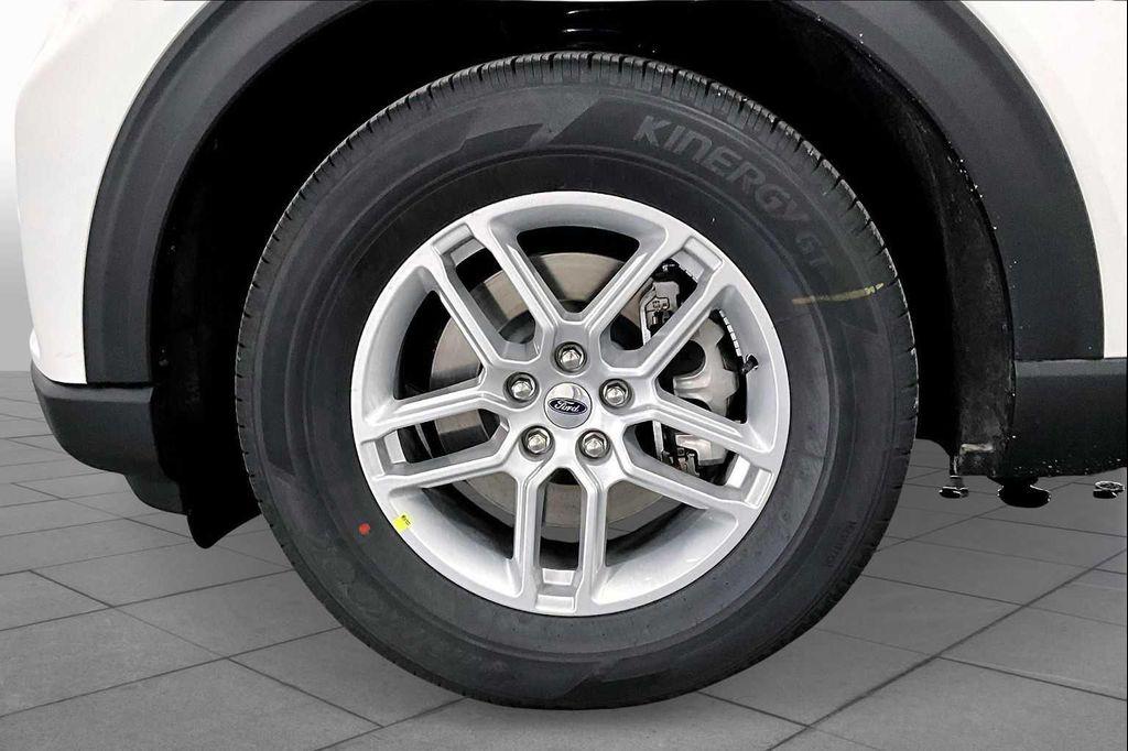 new 2025 Ford Explorer car, priced at $40,244