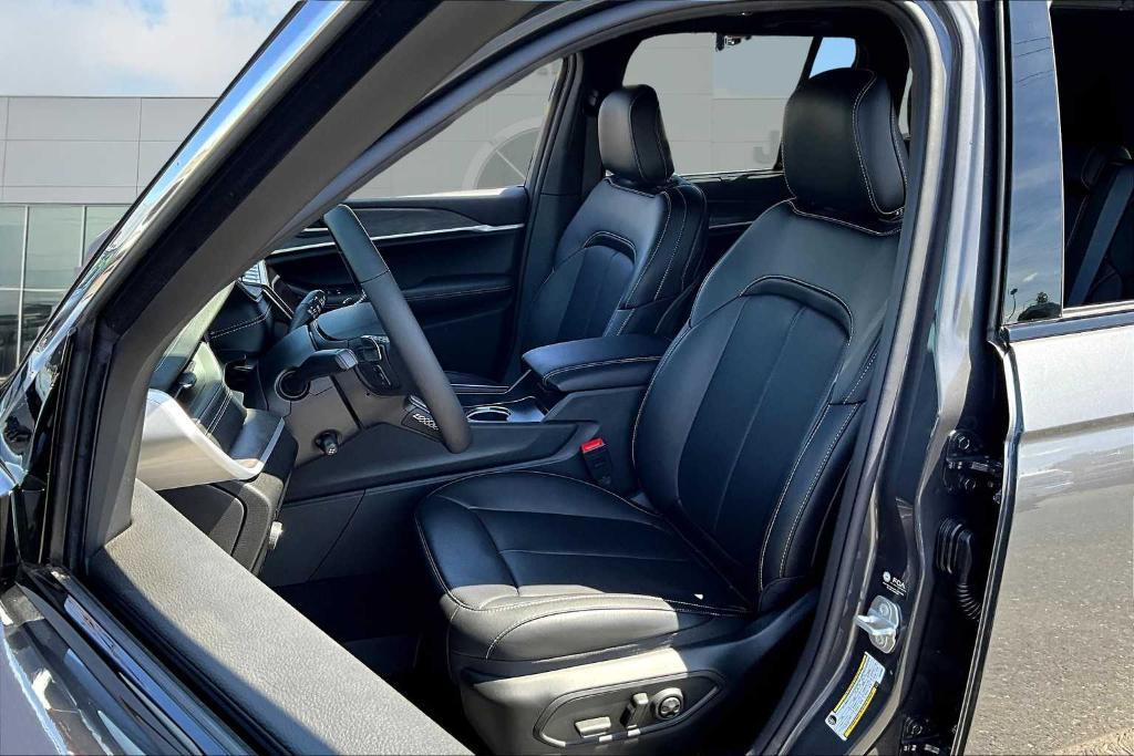 new 2025 Jeep Grand Cherokee car, priced at $50,725