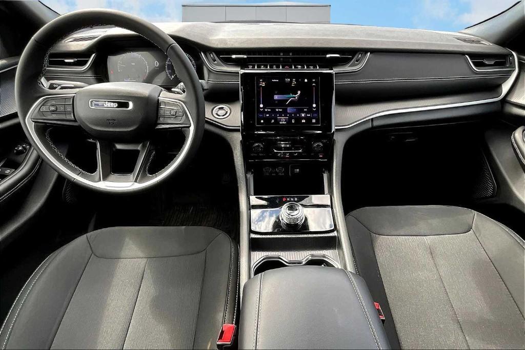 new 2025 Jeep Grand Cherokee car, priced at $37,000