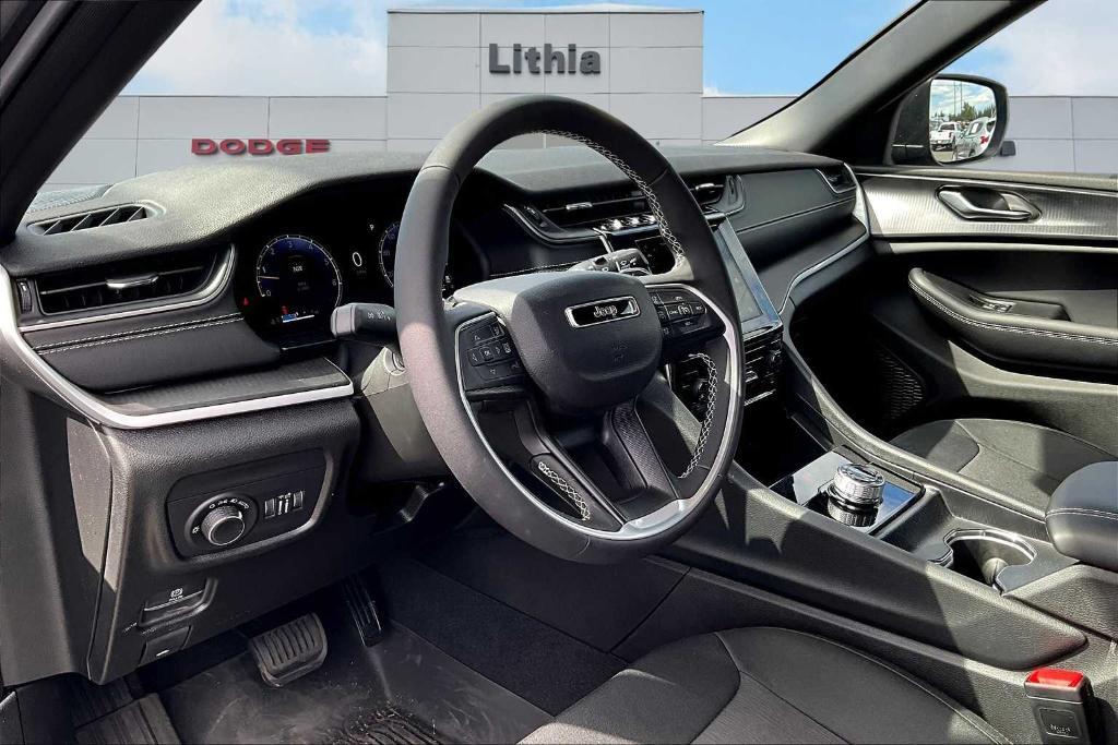 new 2025 Jeep Grand Cherokee car, priced at $37,000