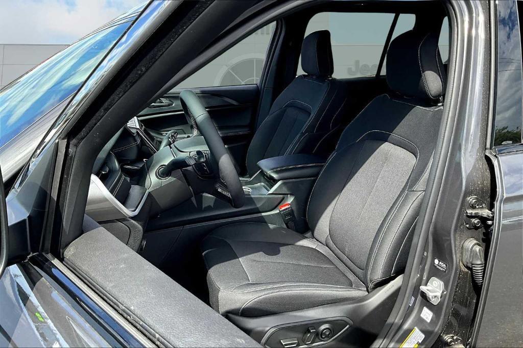 new 2025 Jeep Grand Cherokee car, priced at $37,000