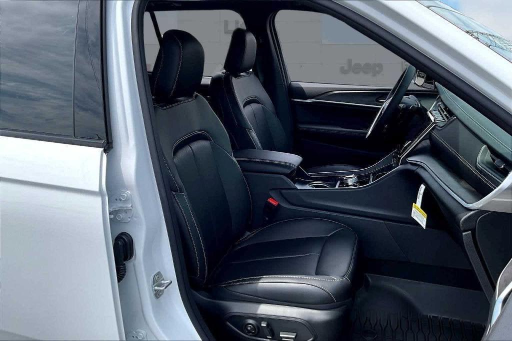 new 2025 Jeep Grand Cherokee car, priced at $52,250