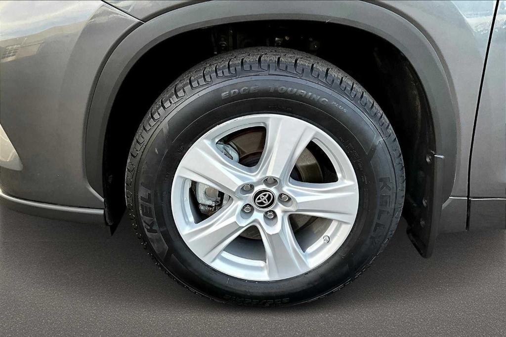 used 2024 Toyota Highlander car, priced at $41,500