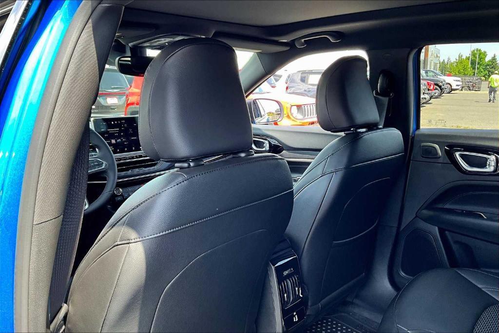 new 2025 Jeep Compass car, priced at $35,900