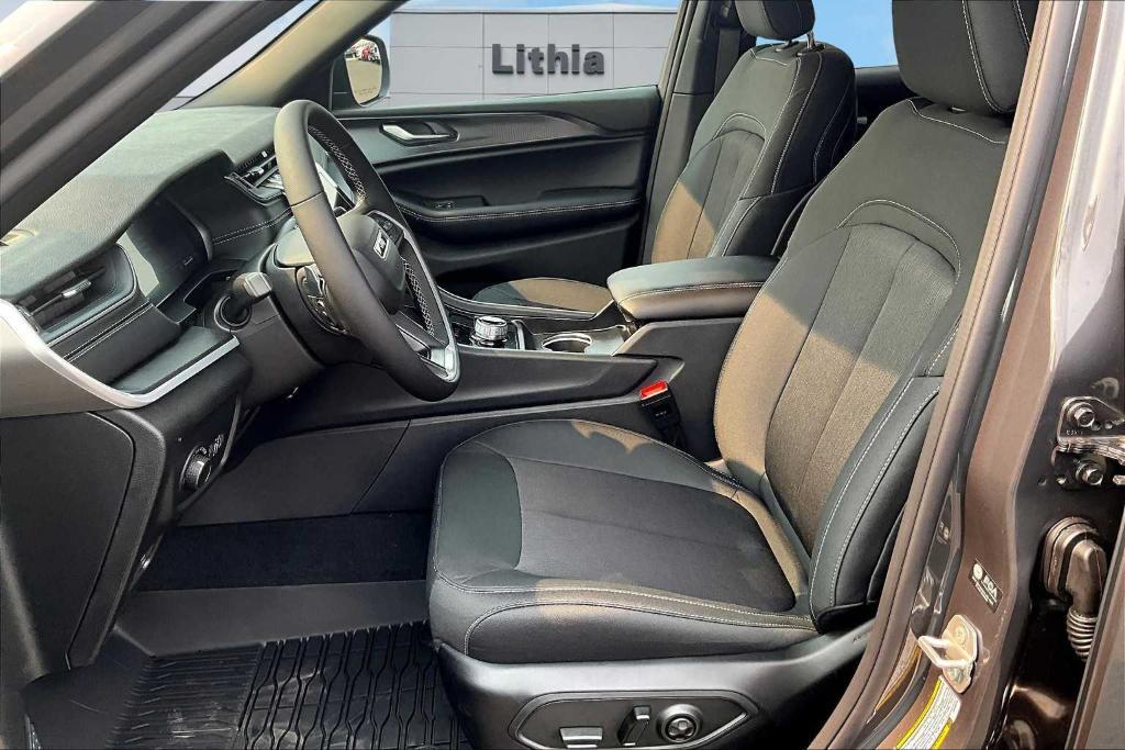 new 2025 Jeep Grand Cherokee car, priced at $46,150